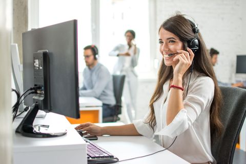 Une secrétaire au téléphone