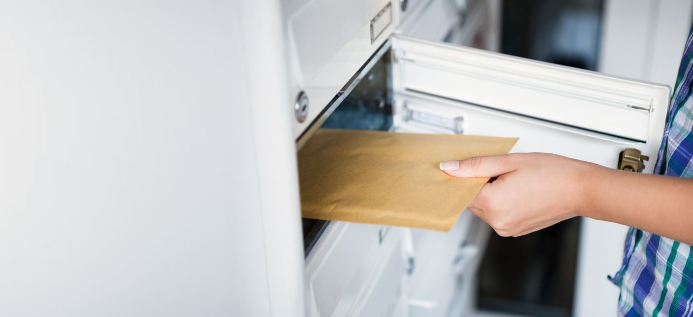 Une enveloppe dans une boîte aux lettres