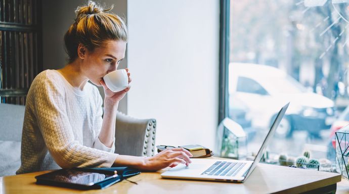 Une personne en train de travailler avec un café