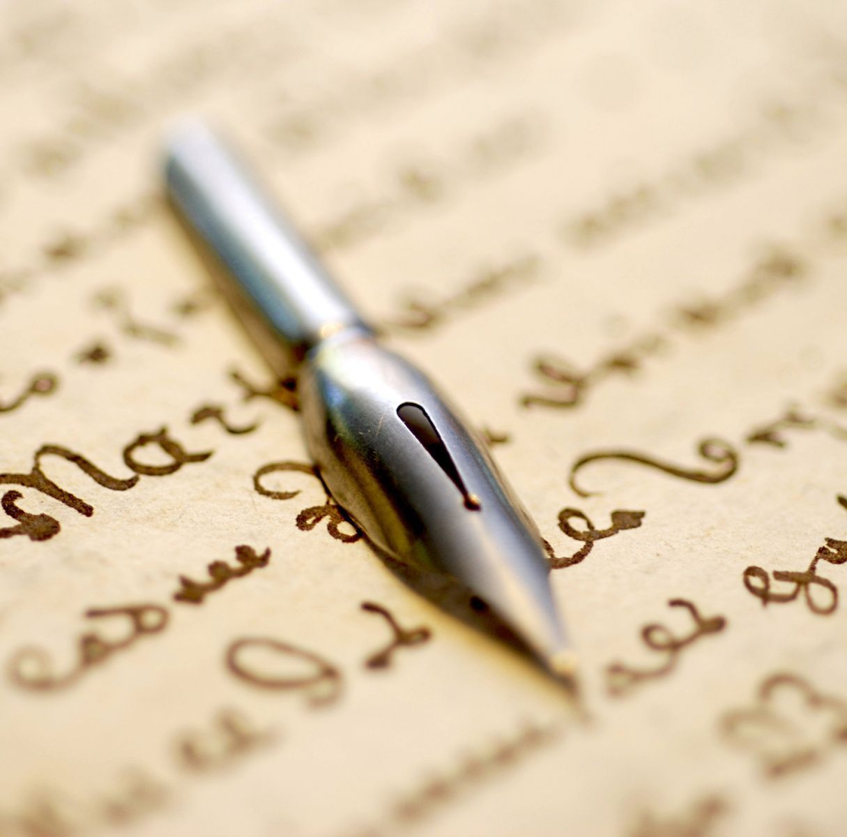 Un primer plano de una pluma estilográfica sobre un trozo de papel.