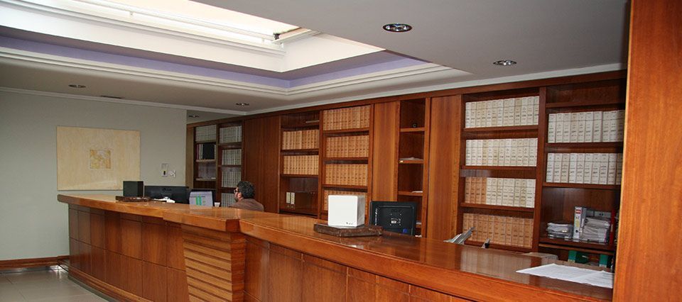 Una biblioteca con un mostrador de madera y estantes llenos de libros.