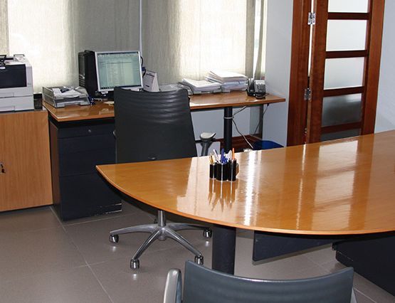 Un escritorio con una computadora y una impresora encima.