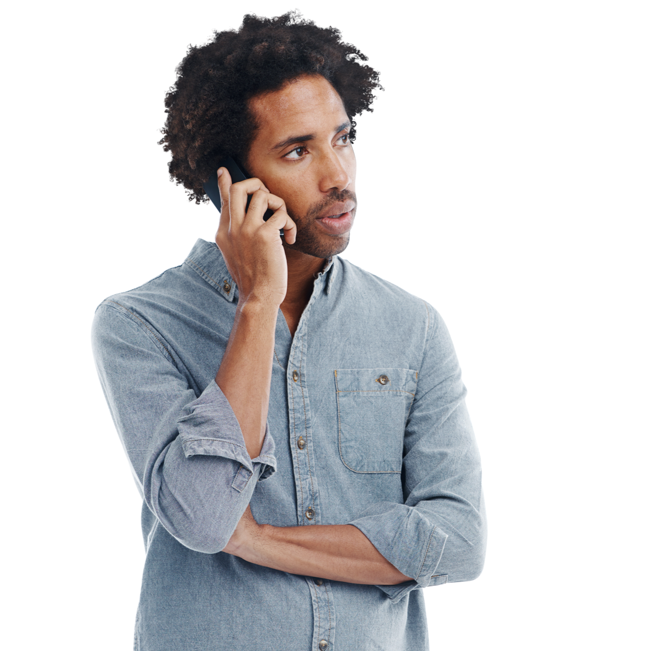 Un homme tenant un téléphone à l'oreille, portant une chemise bleue.