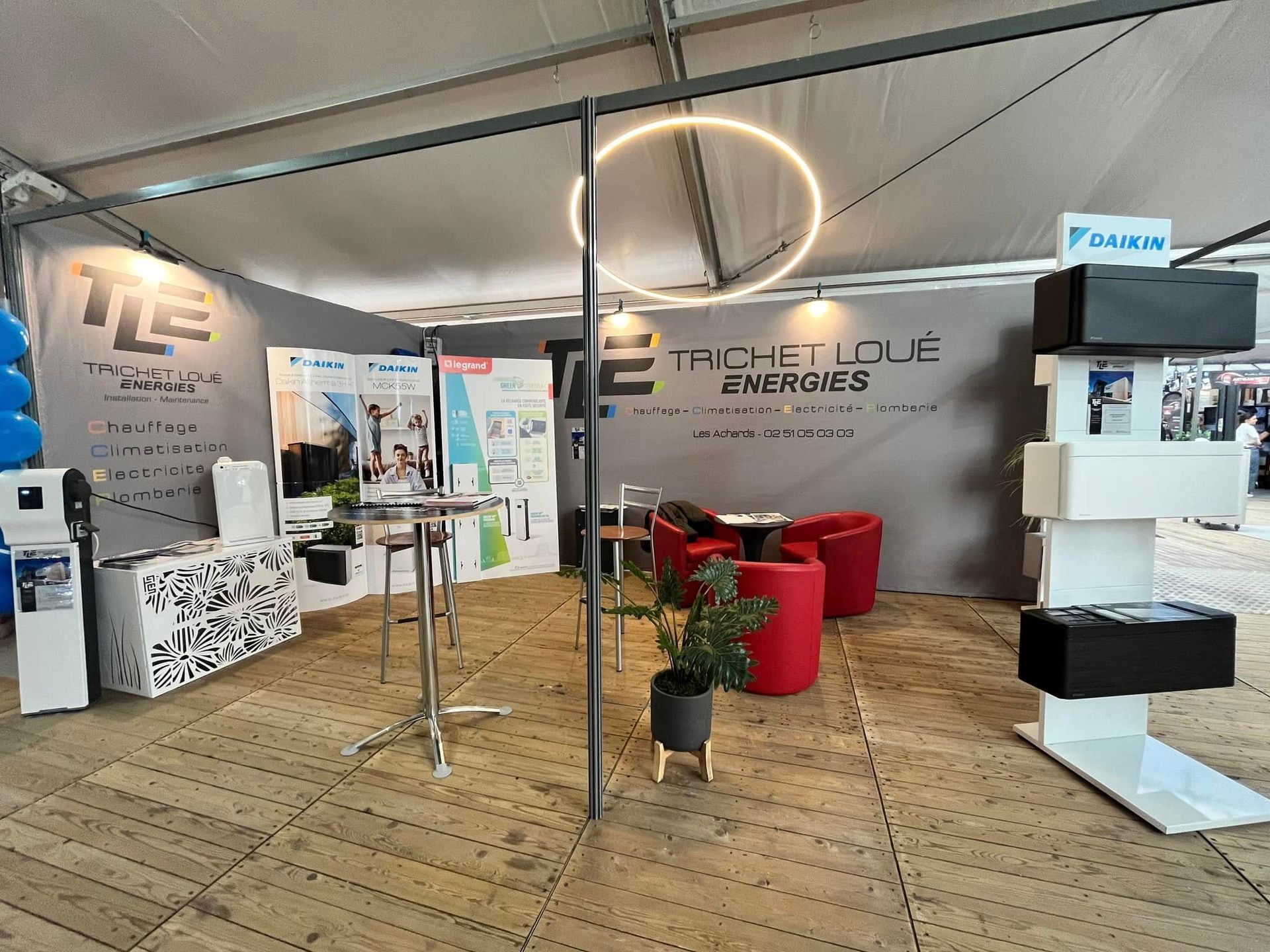 Stand d'exposition pour Trichet Loué Énergies présentant un présentoir Daikin.