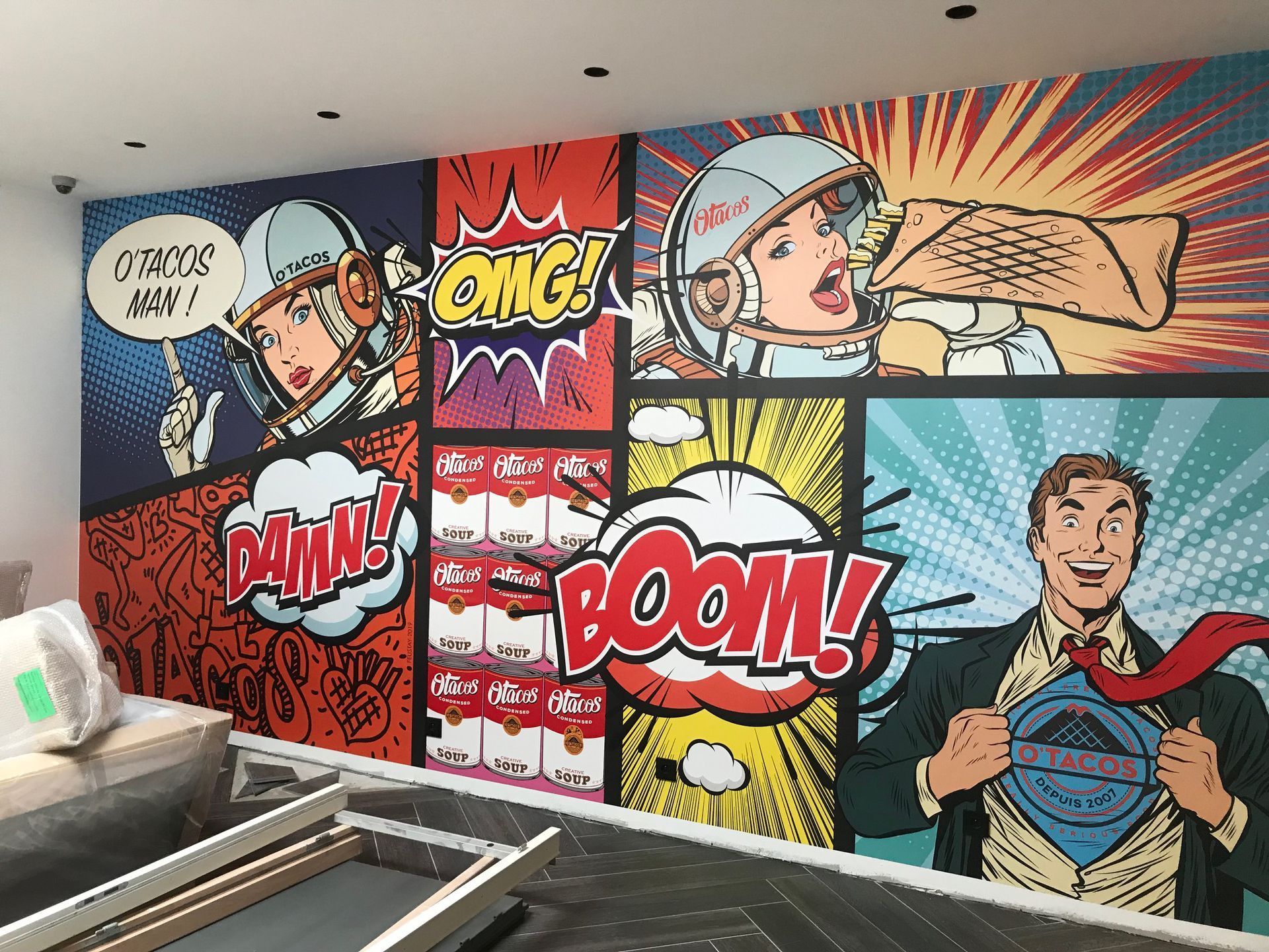 Une fresque pop art éclatante représentant des bulles de dialogue façon bande dessinée.