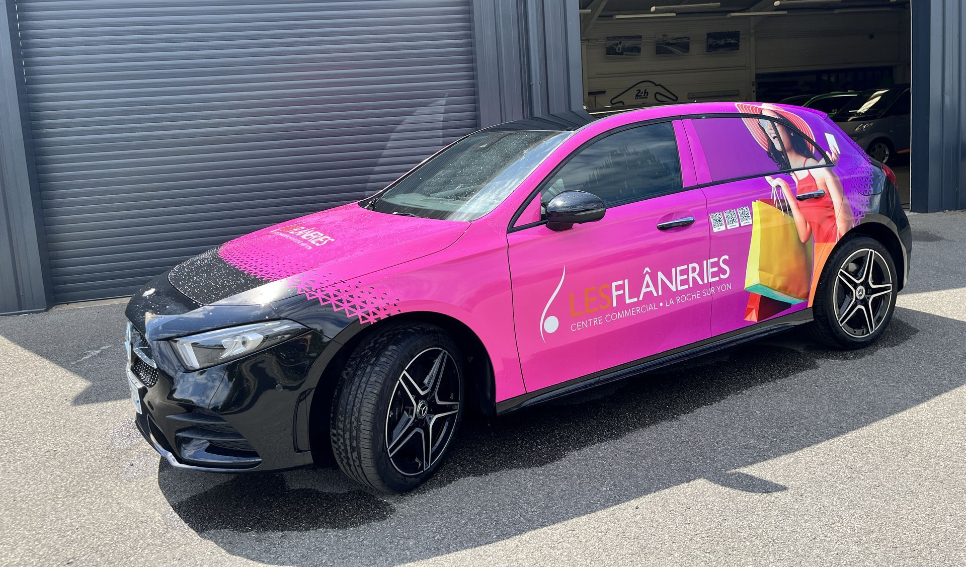 Un skateboard longboard transparent avec des trucks et des roues noirs, orné du texte blanc RAW sur le plateau.