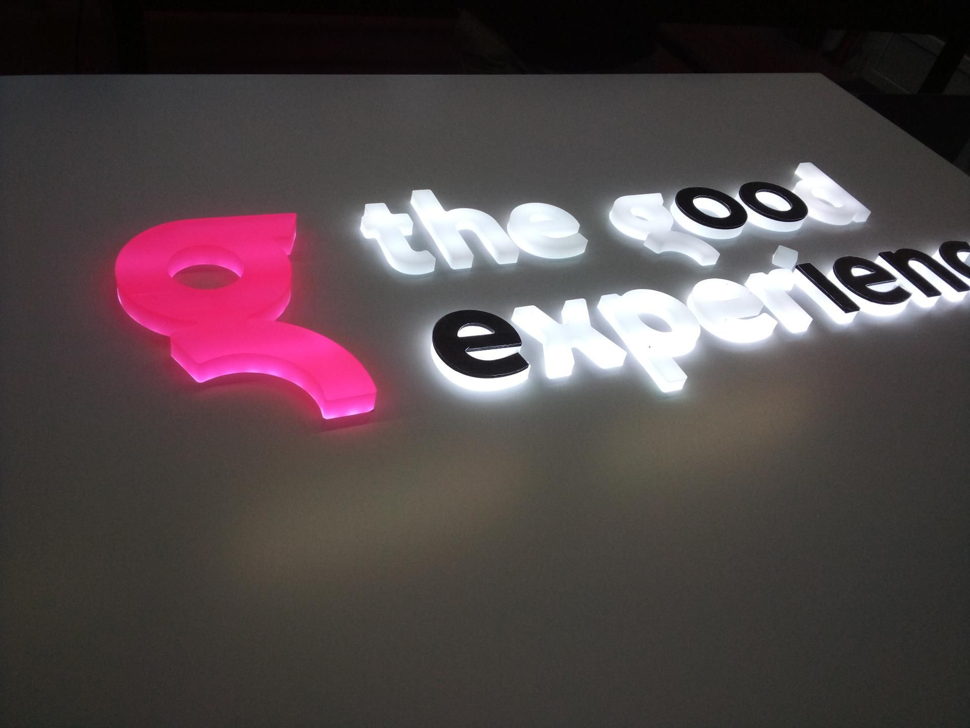 Une enseigne lumineuse au néon sur un mur.