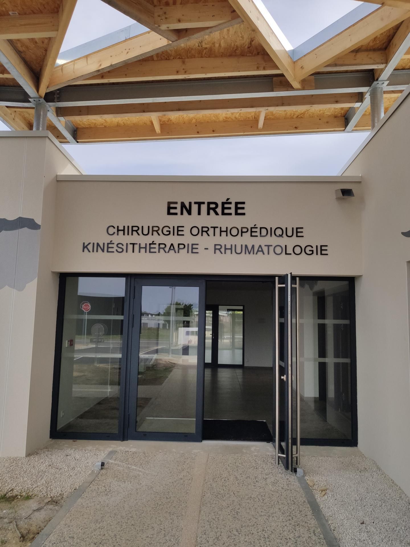 Entrée d'un centre médical spécialisé en chirurgie orthopédique, physiothérapie et rhumatologie.