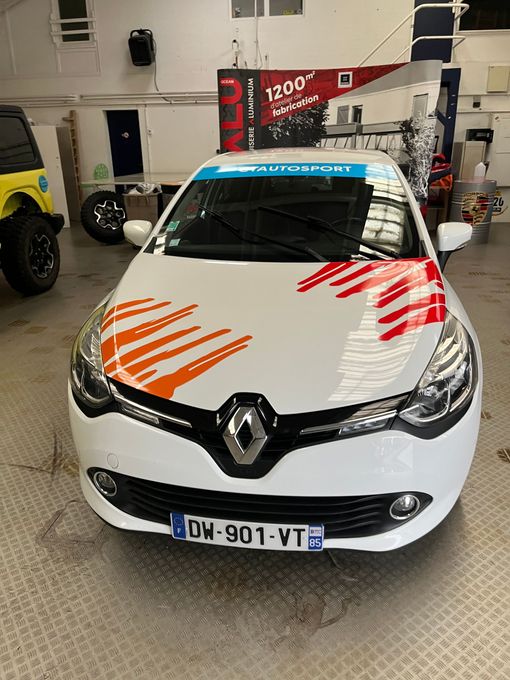 Voiture avec marquages