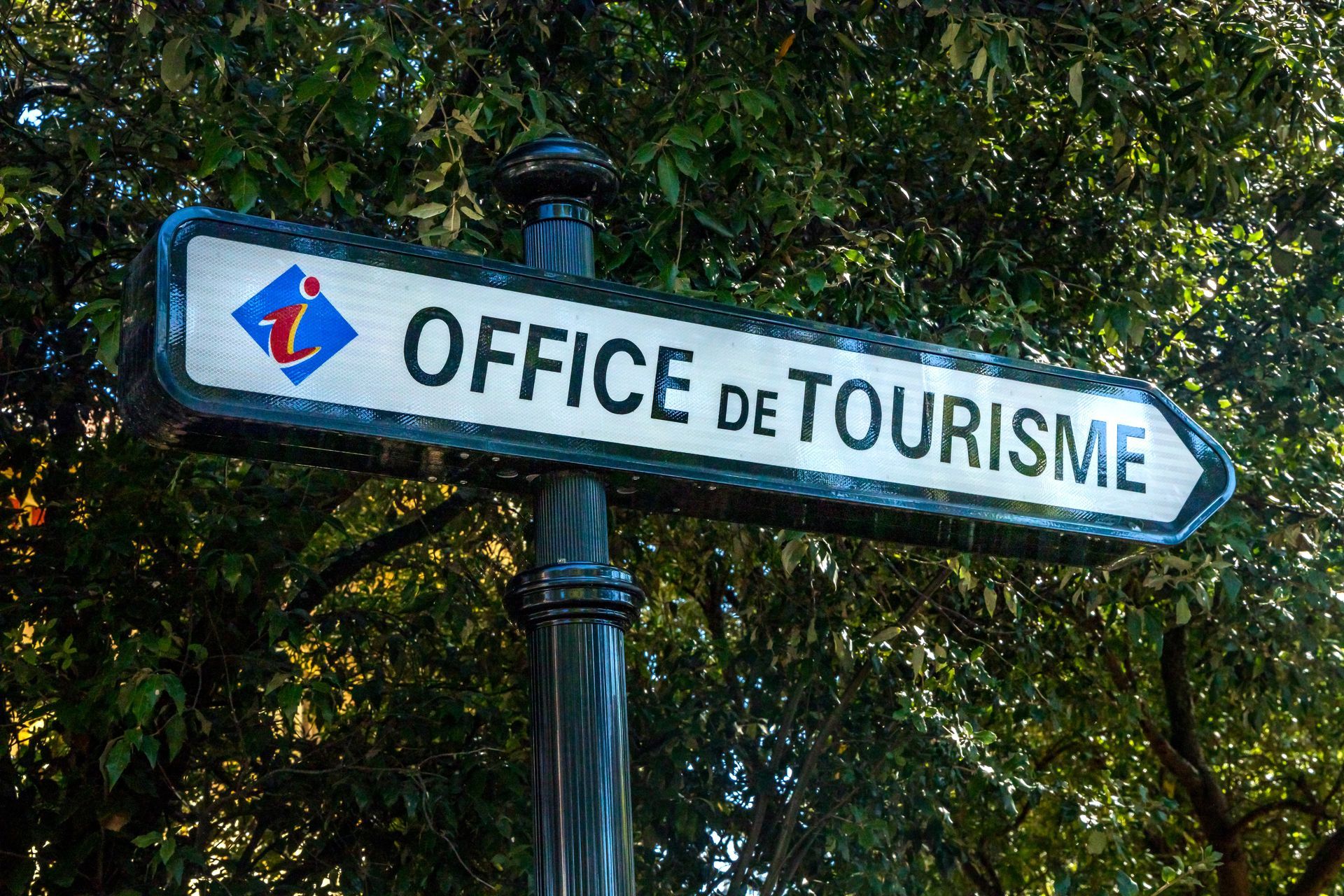 Panneau indiquant l'office de tourisme.