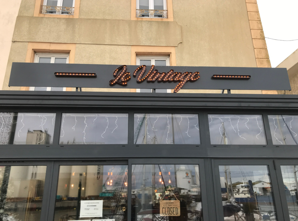 La façade du magasin Jo Vintage, avec une enseigne gris foncé à lettres dorées au-dessus de grandes vitrines.