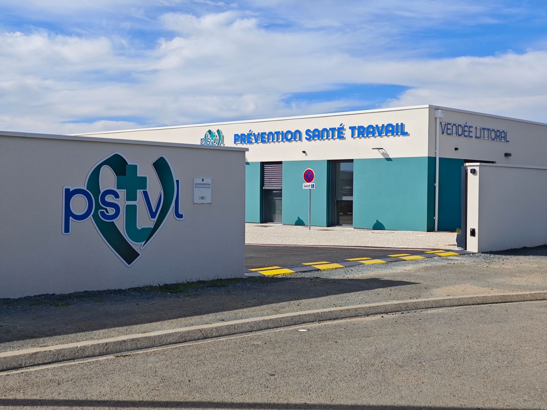 L'extérieur de la rôtisserie Arago, un magasin à l'enseigne noire et aux lettres blanches, situé à un coin de rue sous un ciel bleu.
