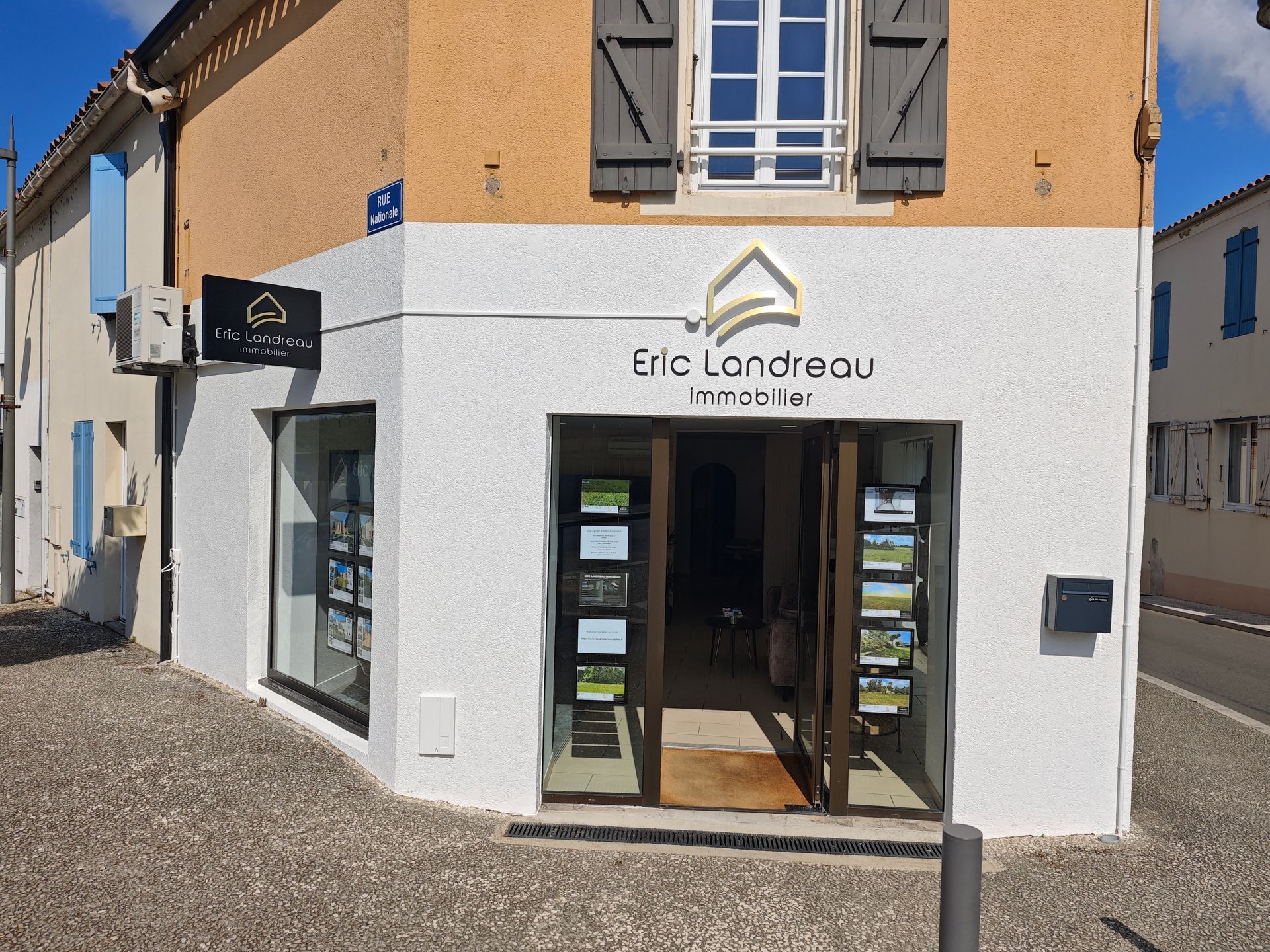 ENSEIGNE LETTRAGES + LOGO ECLAIRE + ENSEIGNE DRAPEAU LUMINEUSE.jpg
