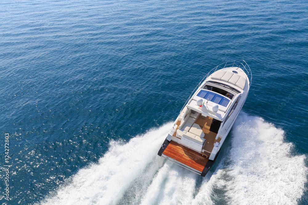 Bateau en mouvement sur l'eau