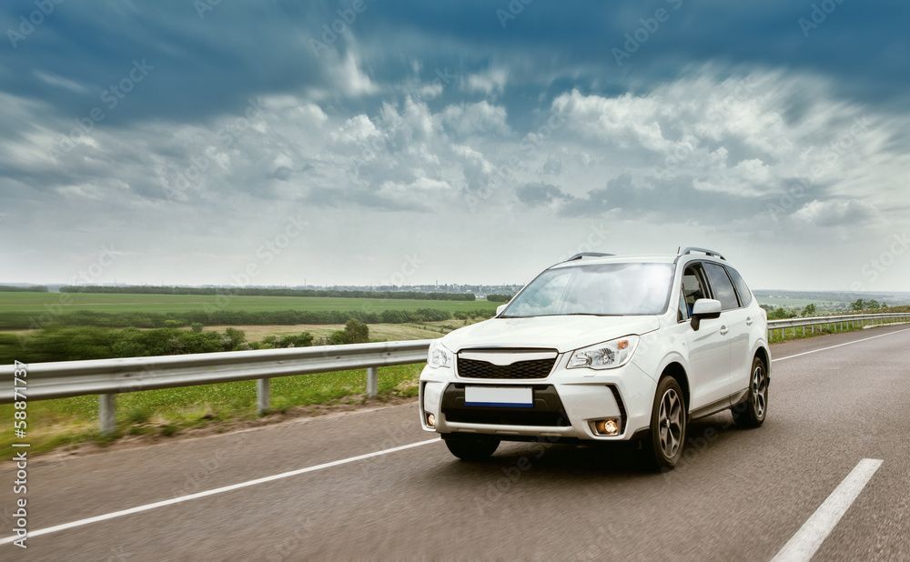 Voiture en mouvement sur une route