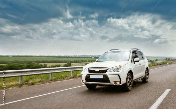 Voiture en mouvement sur une route