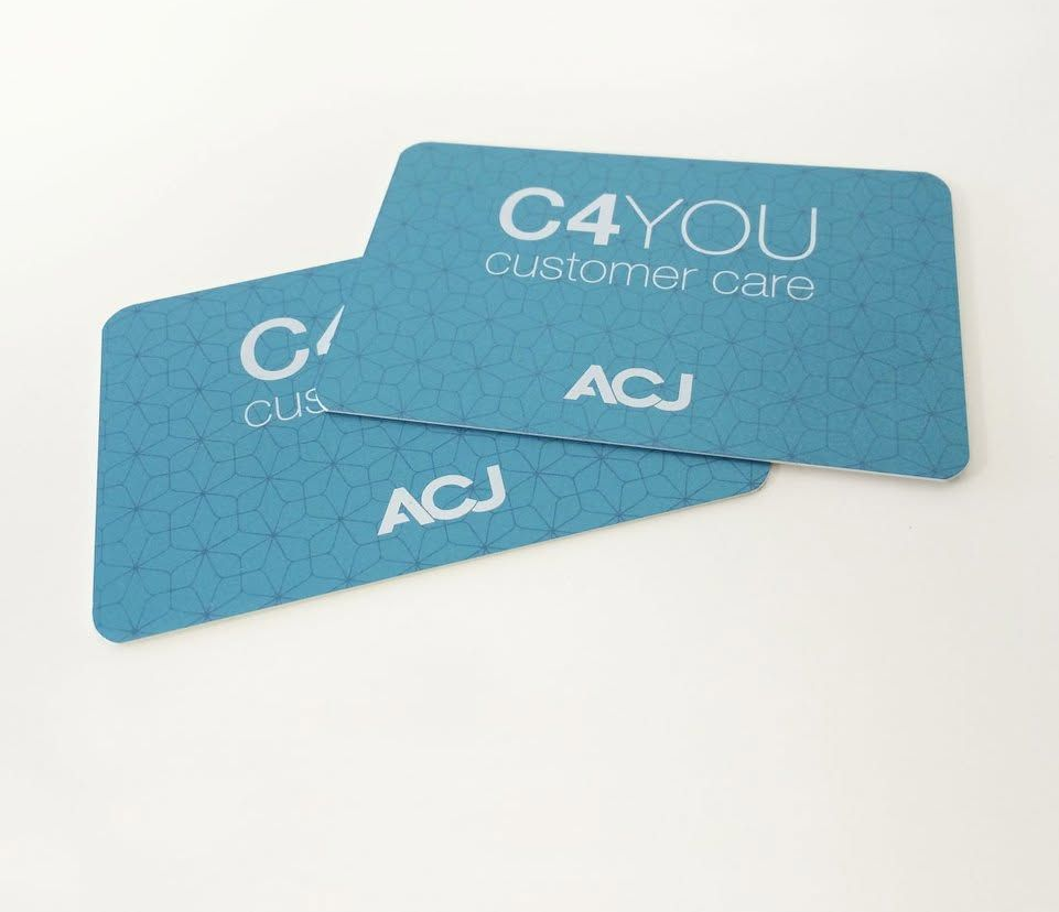 Trois cartes bleues de service client C4YOU empilées sur un fond blanc