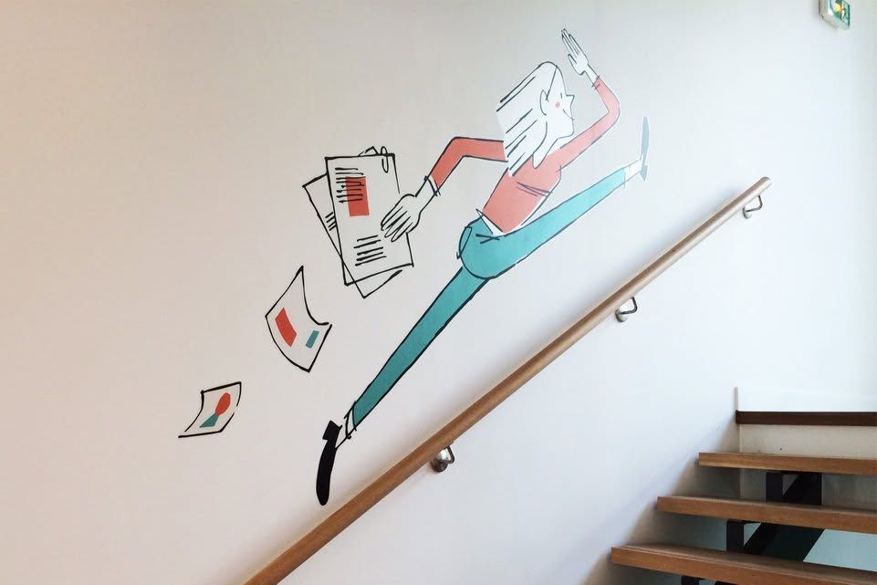 Fresque murale représentant un coursier passant avec des journaux près d'un escalier et d'une rampe.