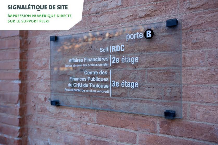 Panneau mural d'hôpital français en brique, avec indications d'étage pour la porte B en texte blanc sur panneau de verre