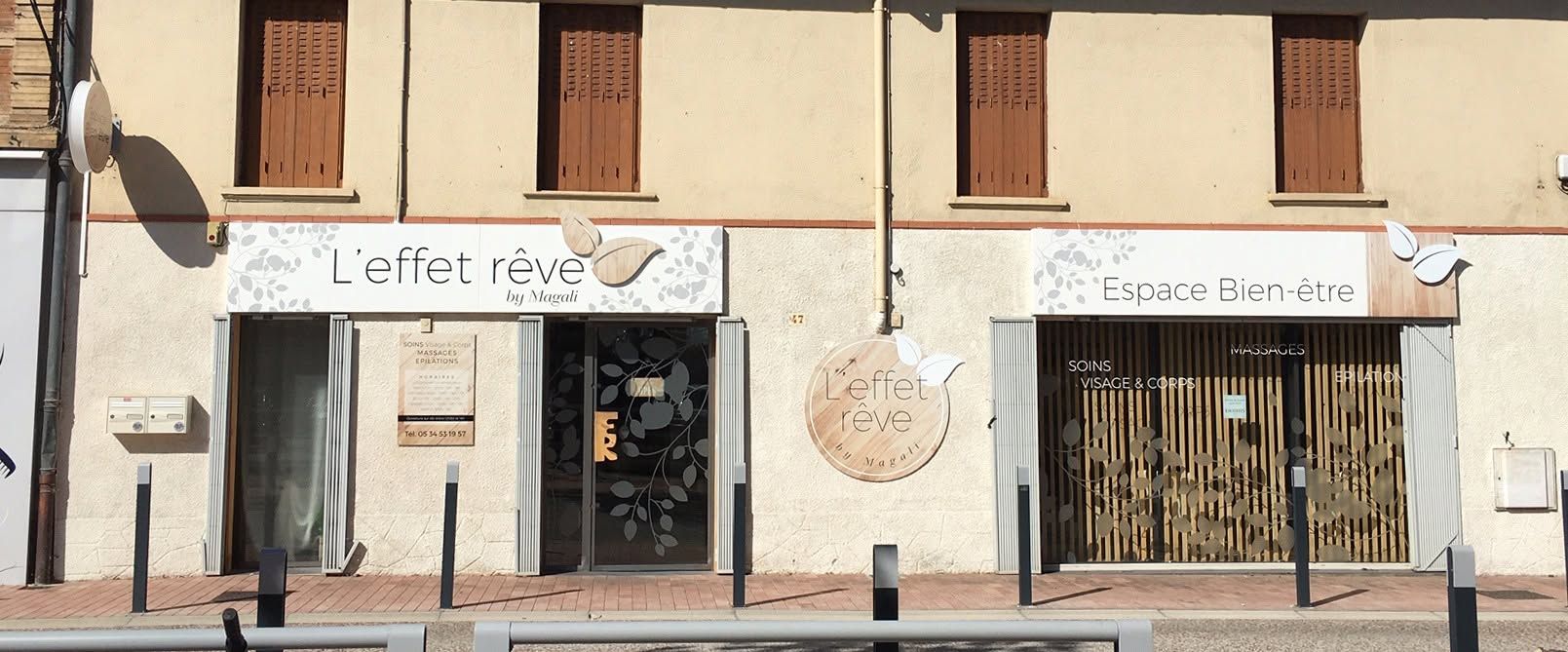 Façades de magasins au rez-de-chaussée d'un vieil immeuble ensoleillé, avec volets et auvents