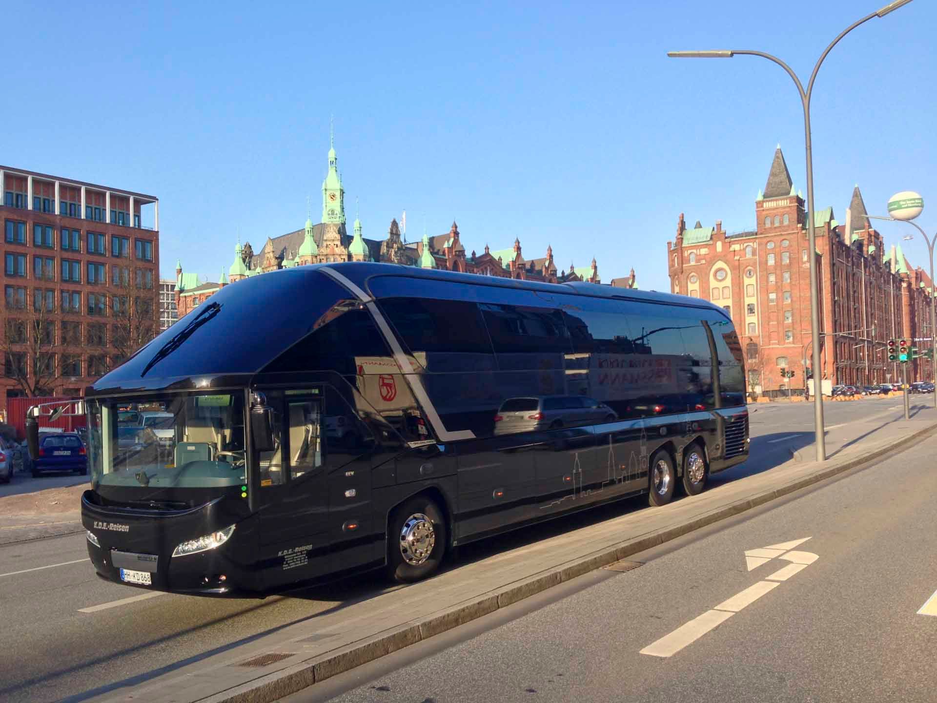 Ein großer schwarzer Bus steht am Straßenrand