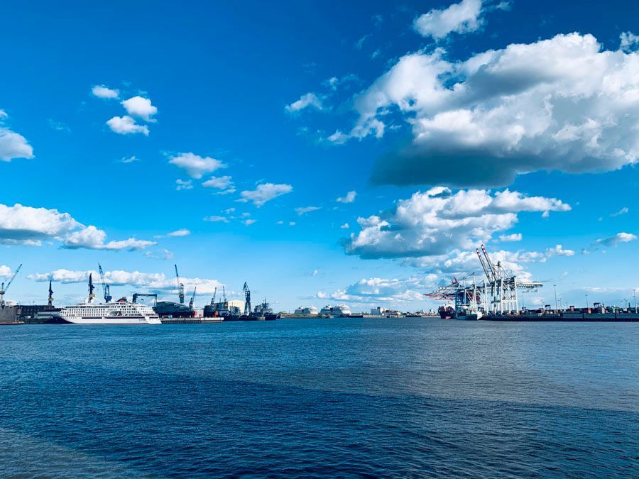 Ein großes Gewässer mit vielen Schiffen darin