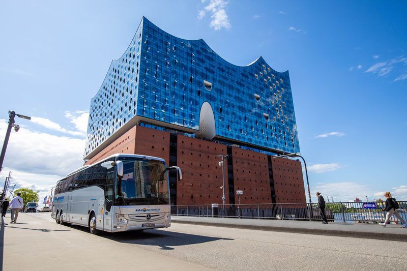 Eine Brücke über einen Fluss mit einem großen Gebäude im Hintergrund