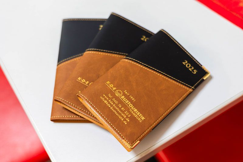 Ein Bus steht auf einem Parkplatz vor einem Berg.