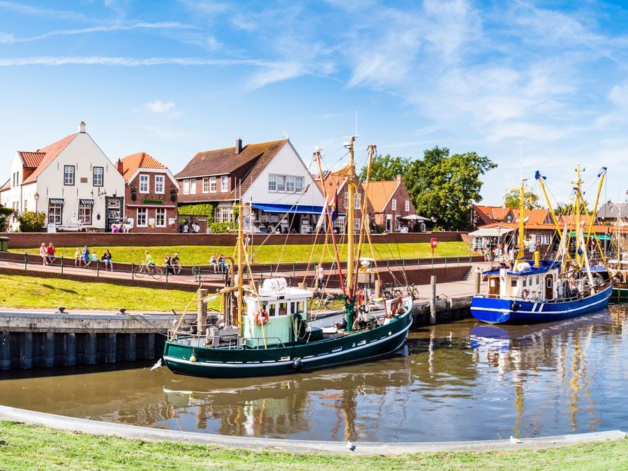 Eine Gruppe Boote liegt in einem Hafen vor Anker.