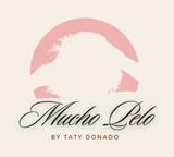 Logotipo de Mucho Pelo con un c&iacute;rculo rosa, silueta de perro blanco y texto &ldquo;By Taty Donado&rdquo;