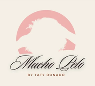 Logotipo de Mucho Pelo con un c&iacute;rculo rosa, silueta de perro blanco y texto &ldquo;By Taty Donado&rdquo;
