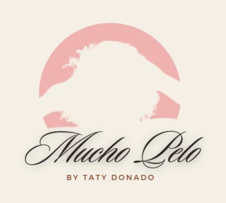 Logotipo de Mucho Pelo con un círculo rosa, silueta de perro blanco y texto “By Taty Donado”