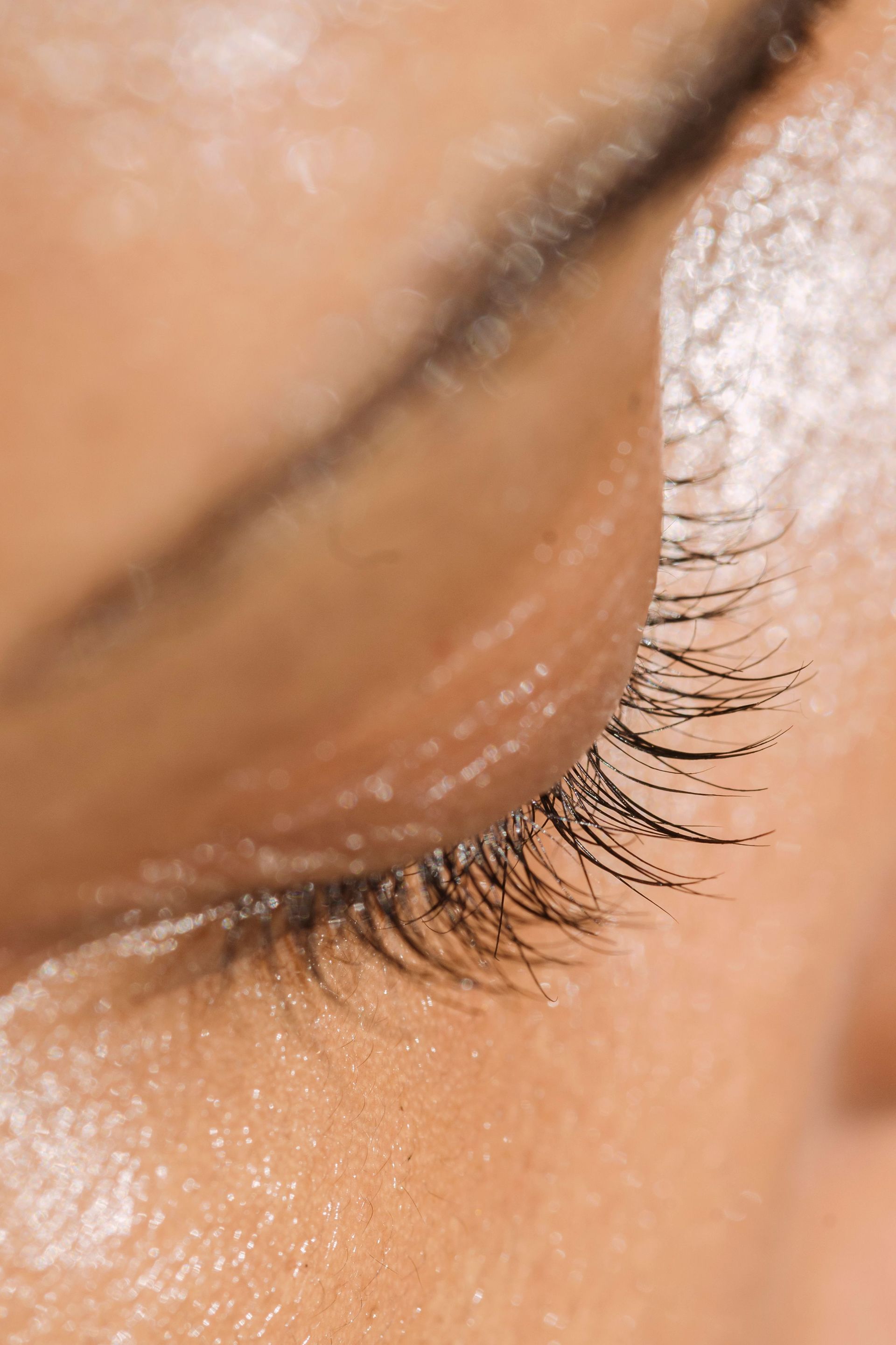 Tratamientos de cejas y pestañas en Mucho Pelo Málaga