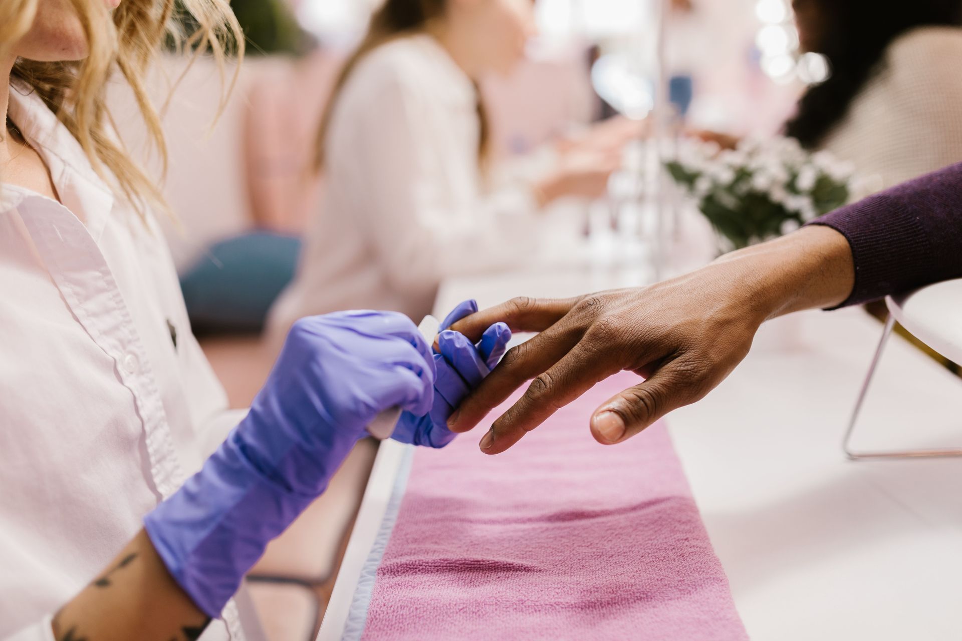 Manicura y pedicura en centro de estética Mucho Pelo Málaga
