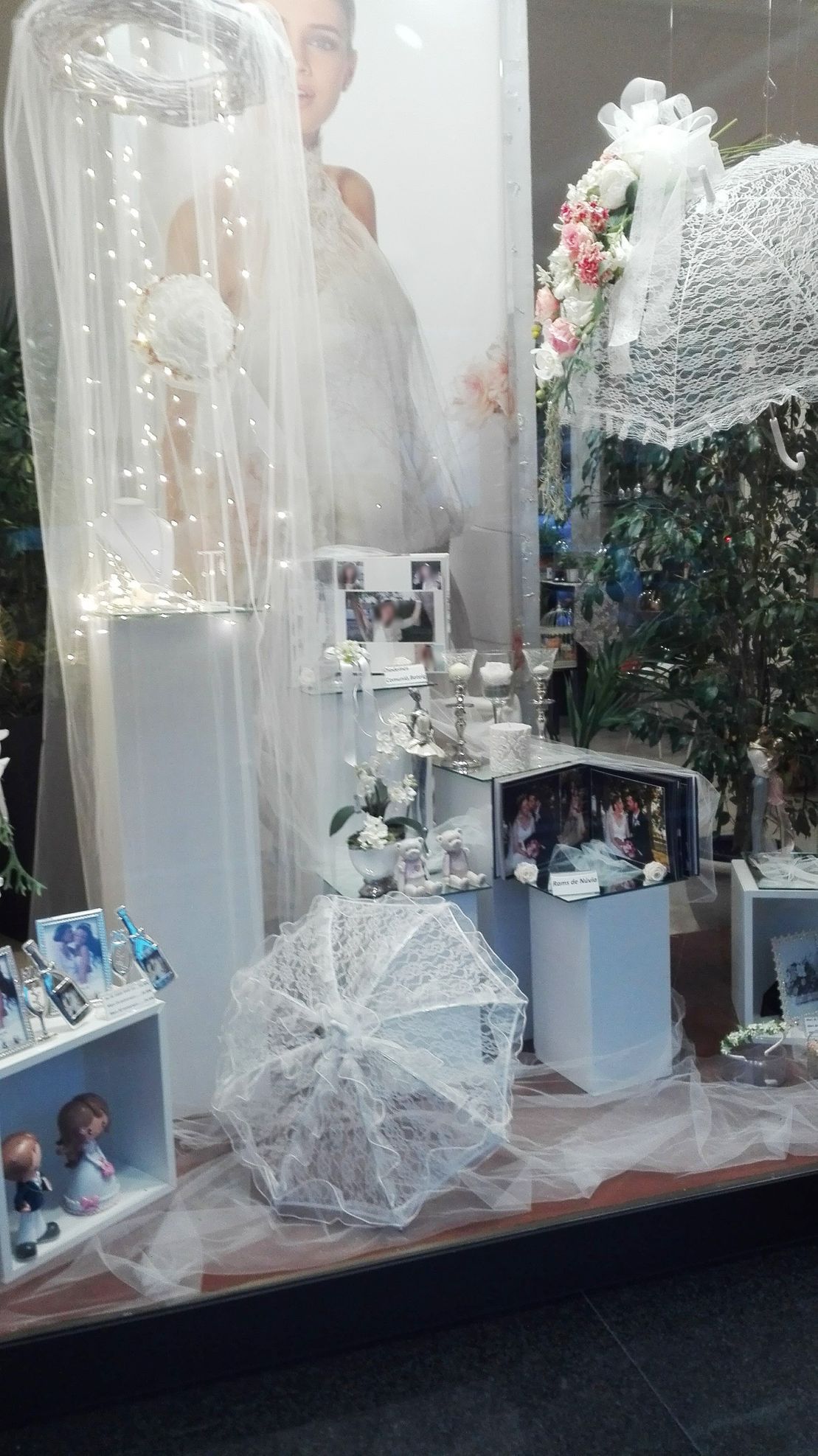Un escaparate con una foto de una novia al fondo.