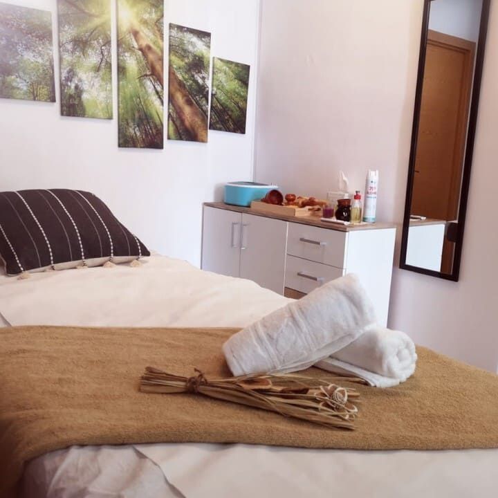 Un dormitorio con una cama y un espejo en la pared.