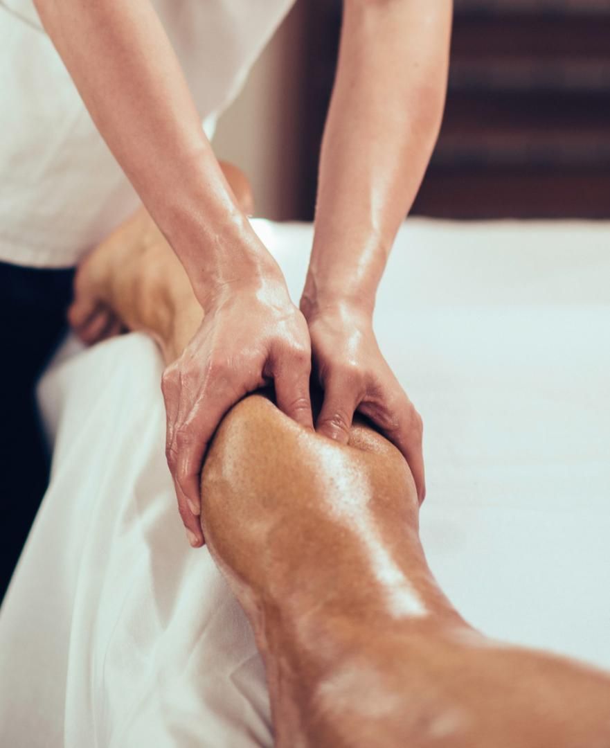 Una persona está recibiendo un masaje en su pierna.