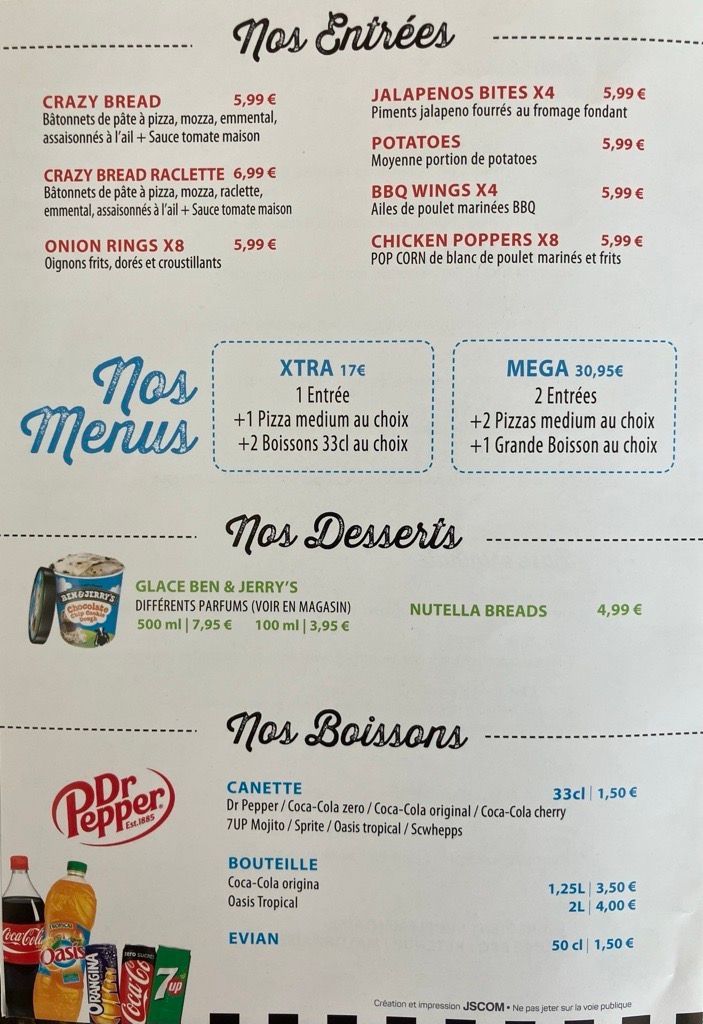 Pizzaïolo garnissant une pizza de champignons tranchés.