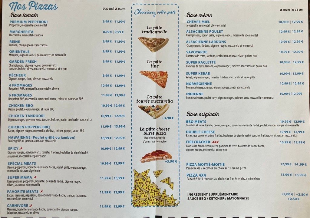 Pizzaïolo garnissant une pizza de champignons tranchés.