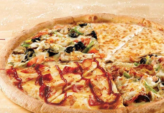 Pizza garnie de fromage et d'un tourbillon de sauce blanche.