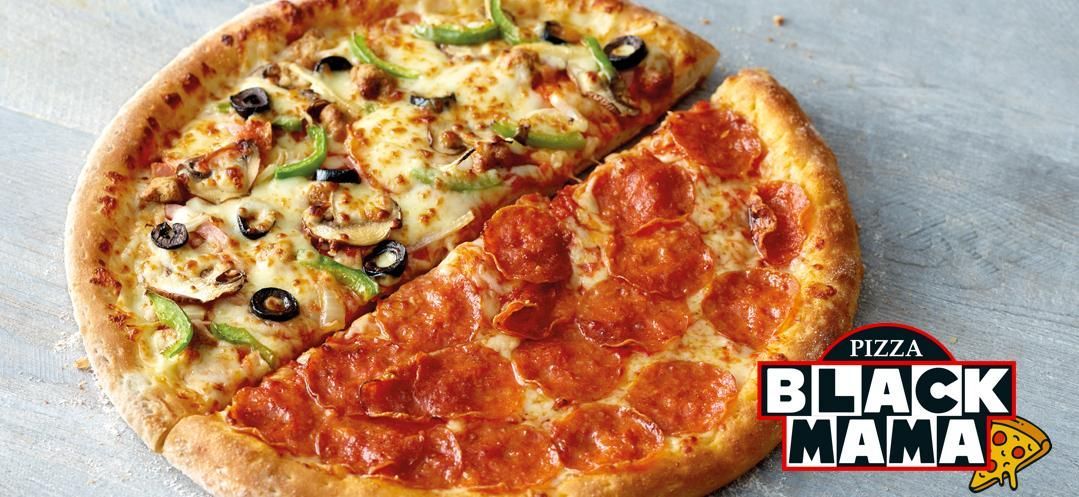 Une pizza moitié-moitié avec pepperoni et garniture végétarienne. Le logo Black Mama Pizza figure en bas.