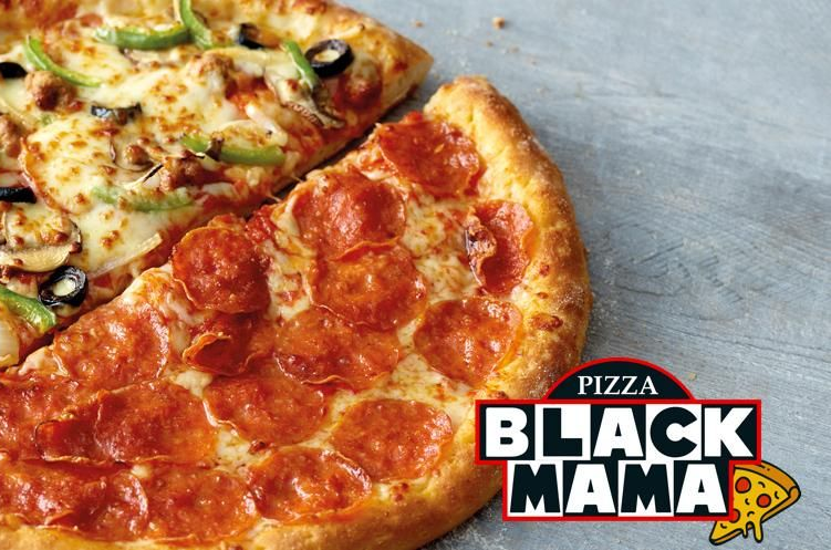 Pizza aux garnitures variées sur une surface grise. Contient des champignons, des olives, des poivrons et du salami.