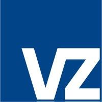 Weiße „VZ“-Buchstaben auf blauem quadratischem Hintergrund.