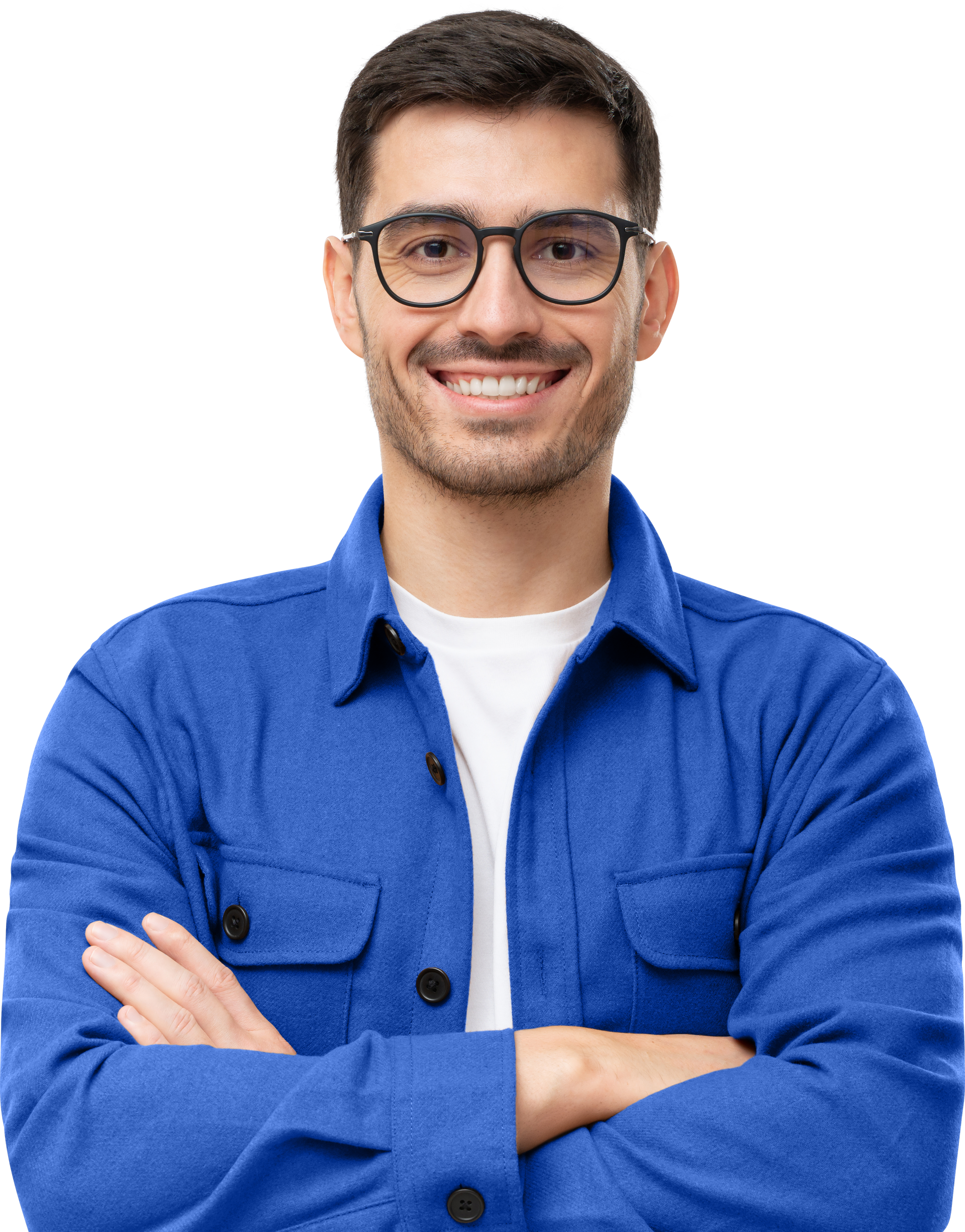 Homme souriant portant des lunettes, une chemise bleue et les bras croisés, sur fond blanc.