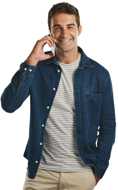 Un homme souriant en chemise bleue tient un smartphone à l'oreille sur fond blanc.