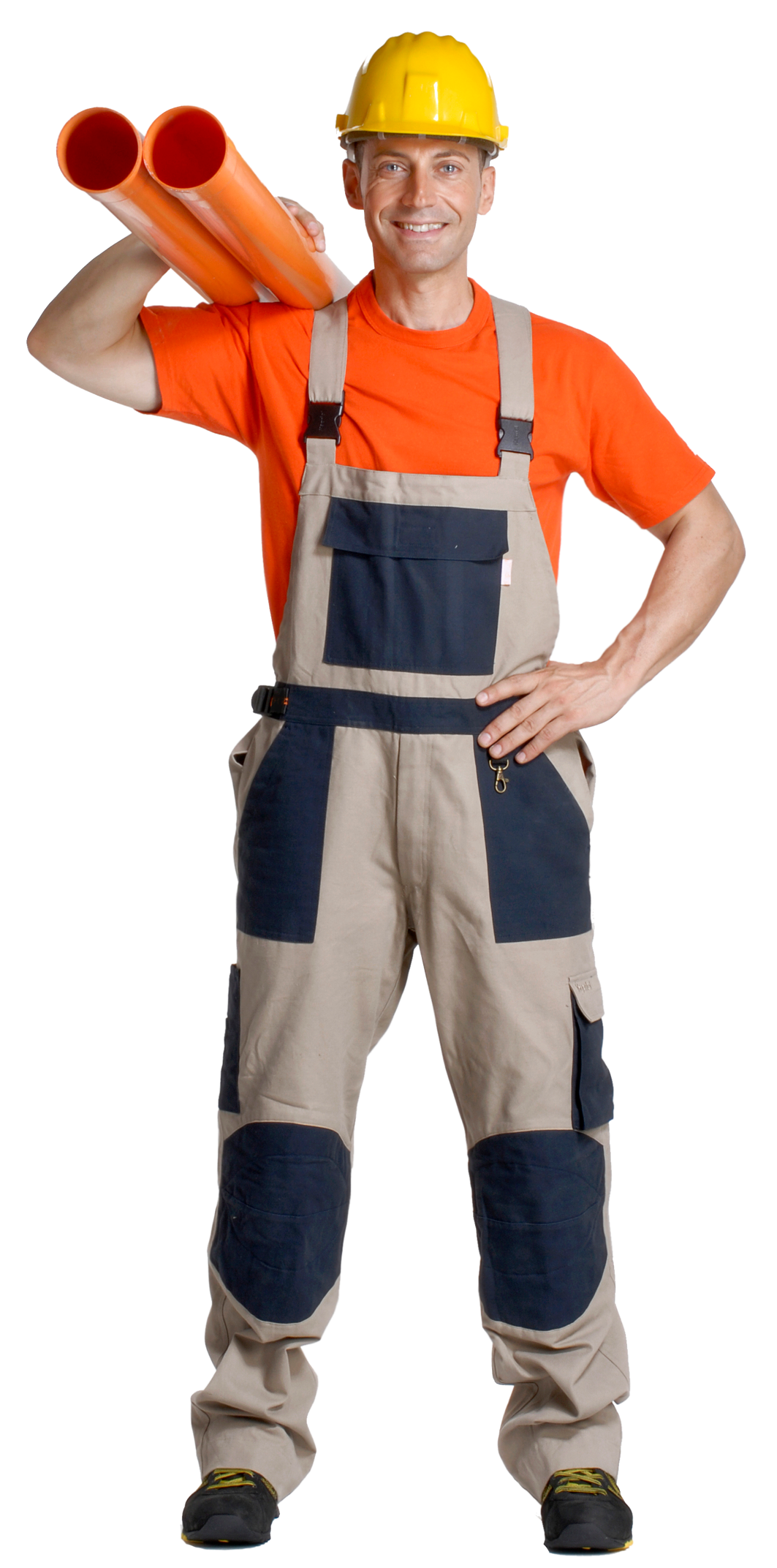 Un professionnel en vêtements de travail tenant des tuyaux de canalisations.