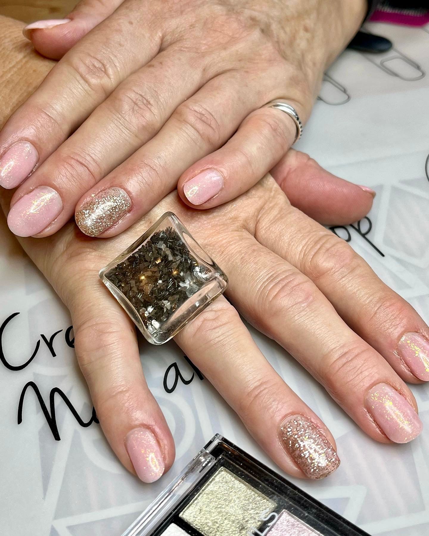Ongles avec un rappel de paillettes