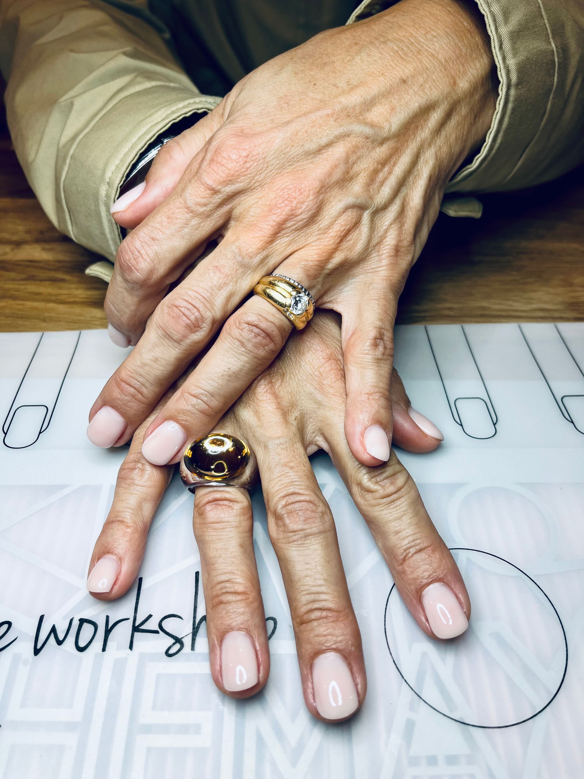 Ongles courts beige crème