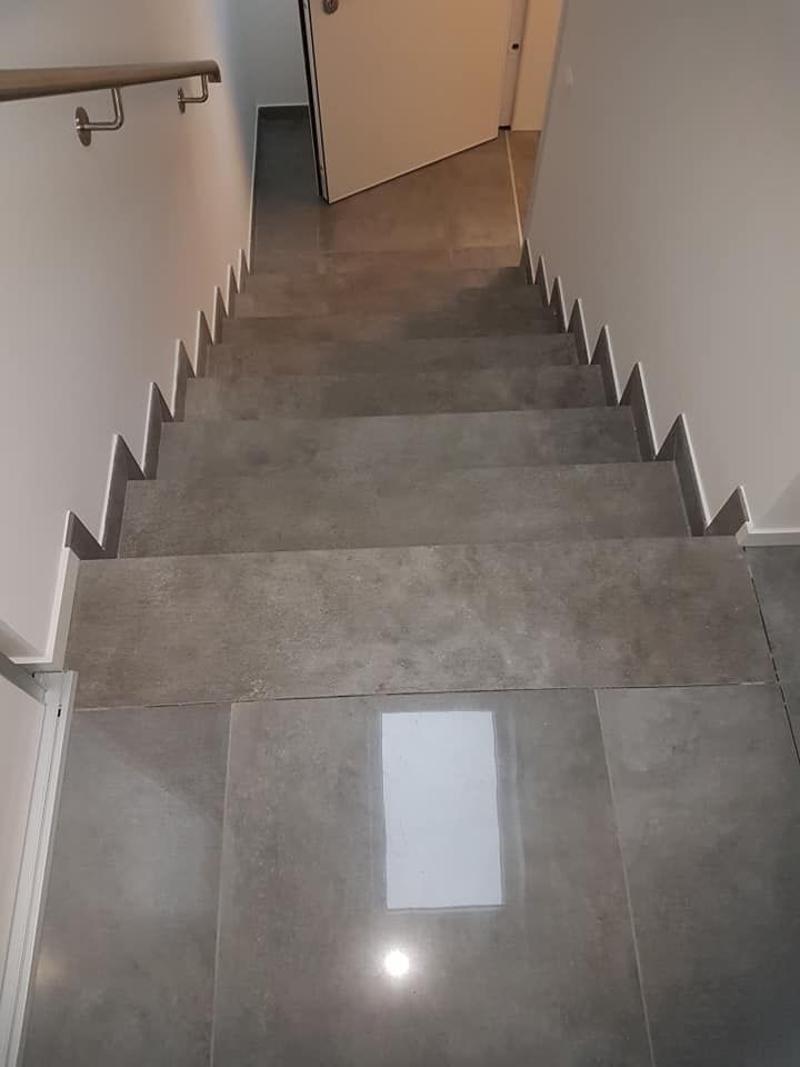 Scala interna in gres - Piastrelle Pavimenti Sonvico - PaviDesign