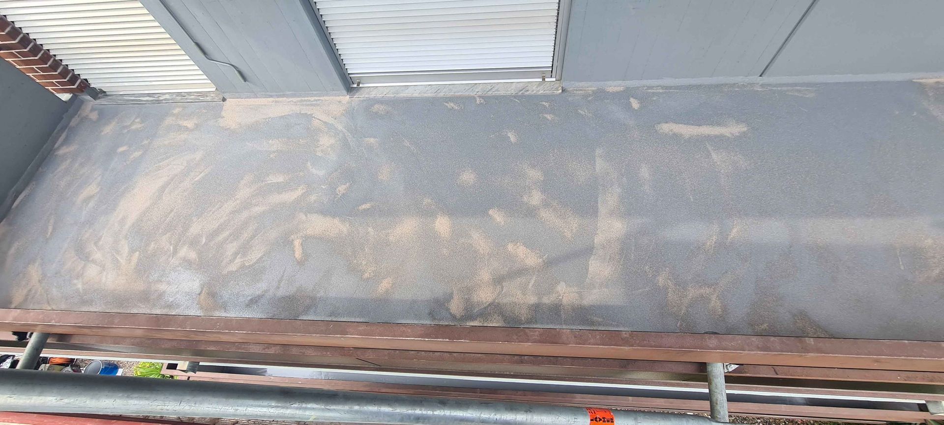 Seconda mano di resina spolvero di quarzo posa piastrelle - Piastrelle Pavimenti Sonvico - PaviDesign